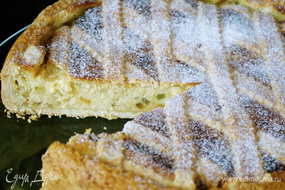 Перед подачей присыпать пирог сахарной пудрой... Итальянцы советуют приготовить пирог в четверг, чтобы в воскресенье насладиться всем богатством его вкуса! )))