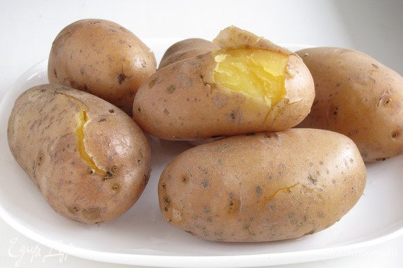 Картофель отварить в мундире. Можно сварить и очищенный картофель, но мне хотелось сохранить больше витаминов.)))