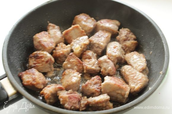 Нагреть масло и на среднем огне обжариваем мясо до сухой золотистой корочки. Мясо нужно быстро обжарить, чтобы снаружи была корочка, а внутри оно оставалось сочным.