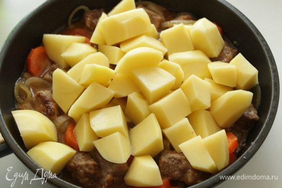 Картофель нарезаем крупными кусками, добавляем к мясу. Тушим под крышкой до полуготовности.