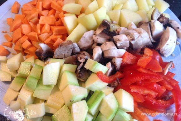 Морковь, картофель, кабачок очистить, нарезать кубиками. Нарезать шампиньоны. Болгарский перец очистить от семечек и нарезать соломкой.