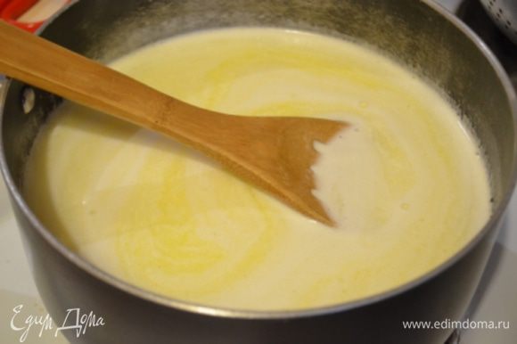 В большой кастрюльке смешать молоко, сахар и масло для начинки, довести до кипения.
