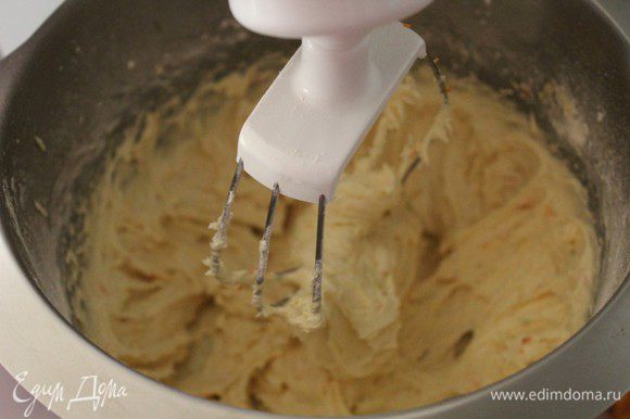 Взбить масло с сахаром, по одному добавить яйца, затем цедру. В миску просеять муку с разрыхлителем и солью, добавить манку. В несколько приемов вмешать мучную смесь в масляно-яичную.