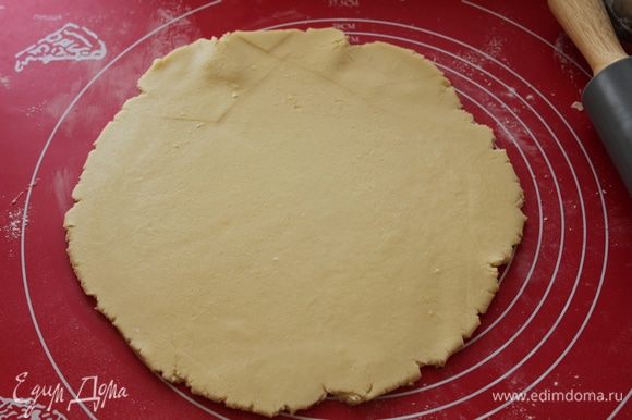 Присыпаем мукой рабочую поверхность и раскатываем на ней тесто в пласт толщиной 3 мм, чтобы получить круг диаметром 30 см.