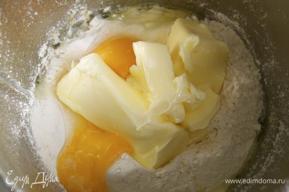 Добавить в чашу блендера просеянную муку, 1 яйцо, 1 желток и размягченное масло...