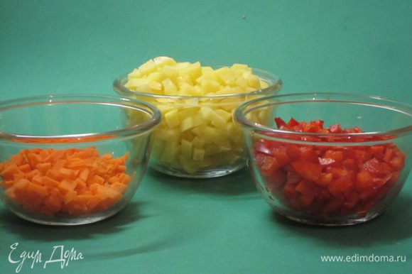Пока варятся фрикадельки, надо подготовить овощи. Морковь, картофель и сладкий перец нарезать кубиками.