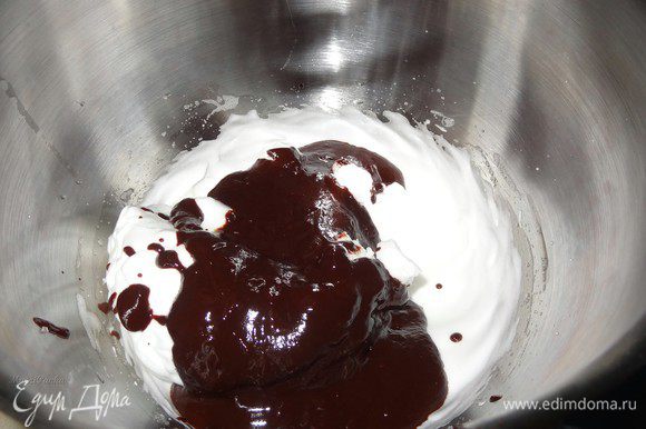 Влить сливки с растопленным шоколадом ко взбитым белкам. И медленно, c помощью силиконовой лопатки, перемешать.