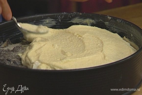 Сверху выложить вторую часть творожного крема. Оставить пирог на полчаса.
