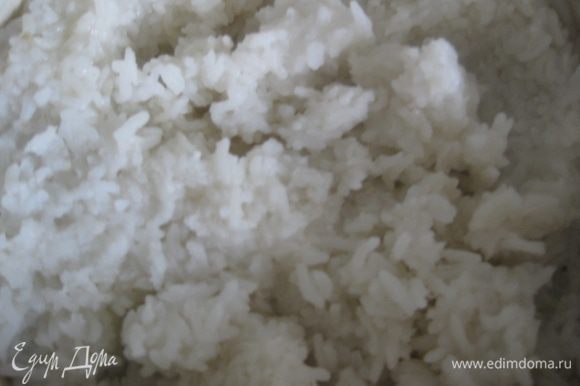Отвариваем рис в большом количестве воды 10 минут. Воду сливаем. Можно взять рис с предыдущей трапезы.