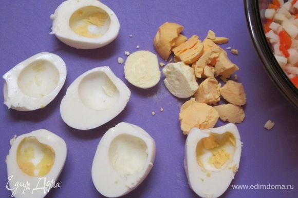 Яйца отварить вкрутую, остудить, очистить. Разрезать вдоль на 2 половинки.