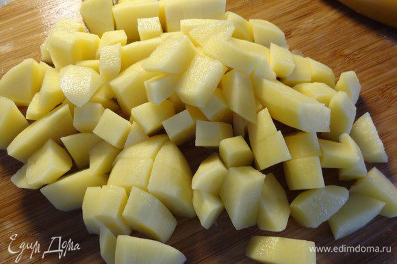 Затем добавляем картофель, нарезанный кубиками.
