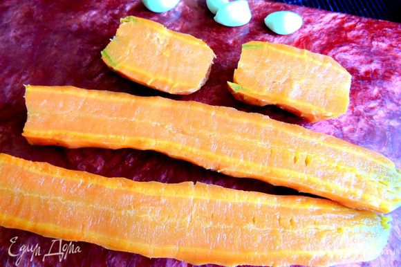 Морковь отварить (намного раньше вытащить из общих овощей!).