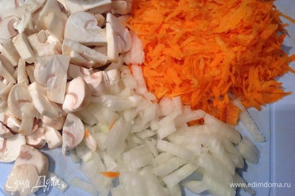 Лук и грибы мелко порезать, морковь натереть на крупной терке.