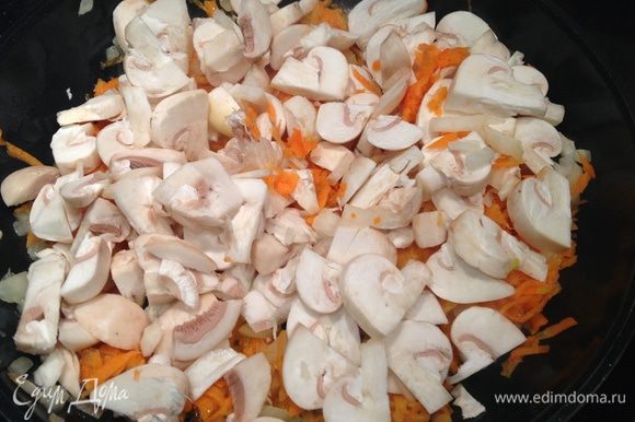 Через 2 минуты, добавить морковь и грибы, и жарить еще 8 минут. Посолить.