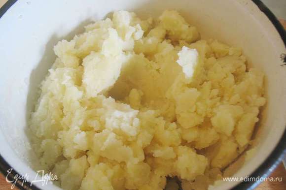 Отваренный картофель слить и помять, без воды.