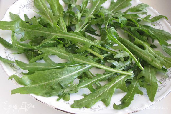Салатную зелень ( по рецепту рекомендуется салат-эскариоль, салат-ромен или эндивий), я взяла рукколу, помыть, обсушить и выложить на блюдо.
