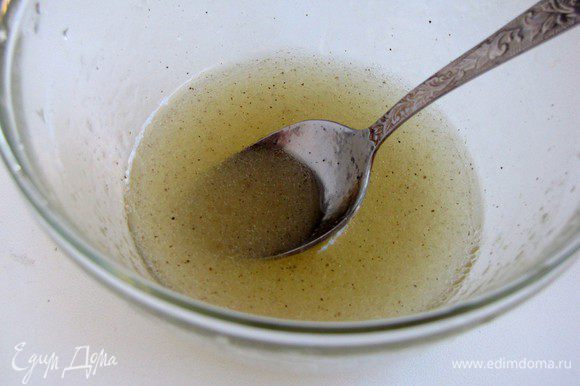 Для заправки смешать оливковое масло, винный уксус и мед. Посолить и поперчить по вкусу.
