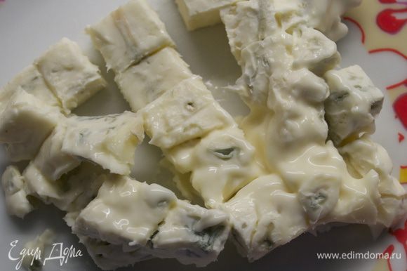 Сыр горгонзола тоже нарезать кубиками.