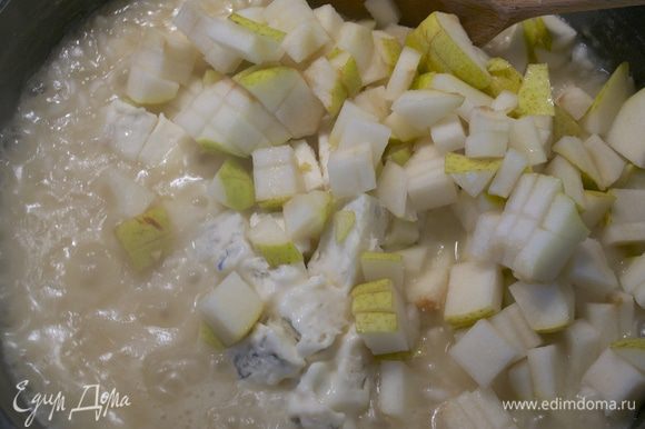 За 5 минут до окончания приготовления риса добавить нарезанные груши и сыр.