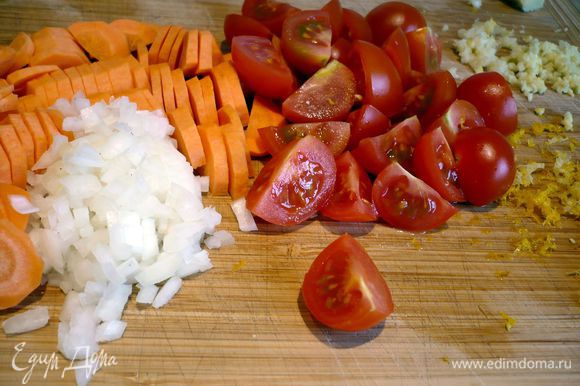 Теперь готовим соус. Мелко режем лук, морковь режем кольцами, помидоры — на четвертинки. Чеснок натираем на терке для цедры, подготавливаем цедру лимона и апельсина, также натираем кусочек имбиря (размером с грецкий орех).
