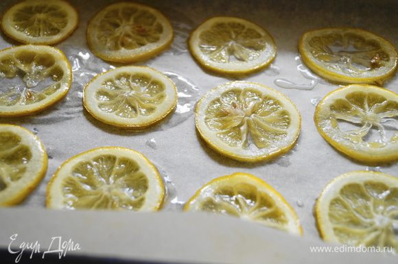 После этого: противень застелить пергаментной бумагой и выложить на него наши уваренные лимоны. Разогреть духовку до 90 градусов и поставить противень с лимонами в духовку. Сушить лимоны до коричневатого цвета, примерно, 1,5-2 часа.