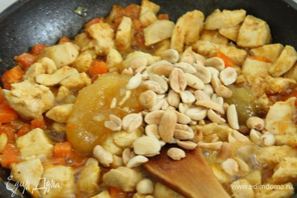 К курице добавить мед, арахис и дать продуктам карамелизироваться на сильном огне (5 минут).