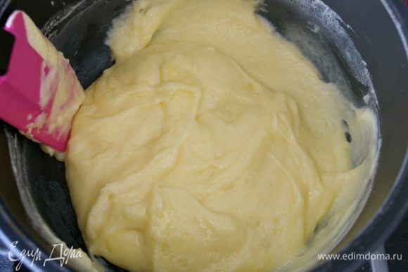 Приготовить заварной крем. Поставить разогреваться молоко. Тем временем смешать желтки с сахаром и мукой. Размещать, чтобы не было комочков. В горячее молоко влить яичную смесь... Не мешать. Как только молоко начнет закипать, энергично размешать, поварить 1 минуту. Снять крем с огня и остудить. (можете приготовить заварной крем привычным для Вас способом).