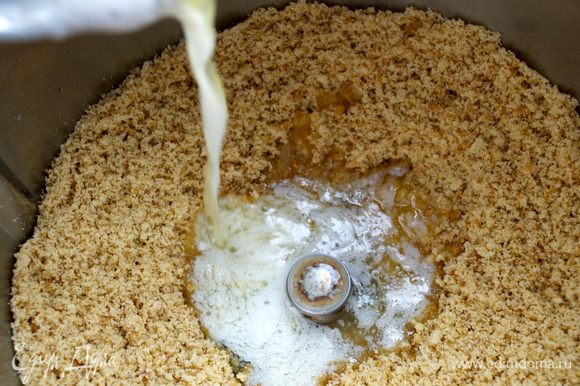 Духовку включить на 180 С. Для коржа измельчить печенье, добавить ложку меда и растопленное сливочное масло.