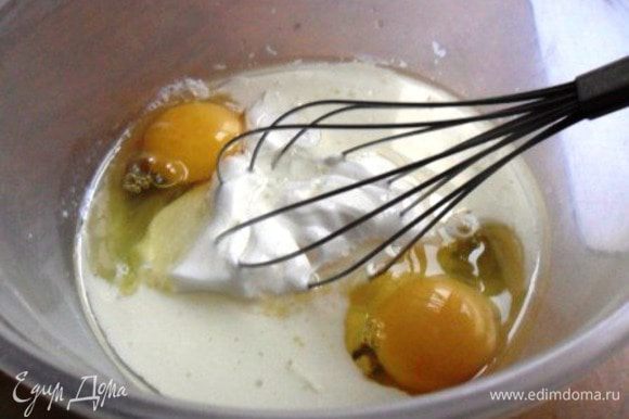 В отдельной миске смешать яйца, молоко, сметану и растительное масло.