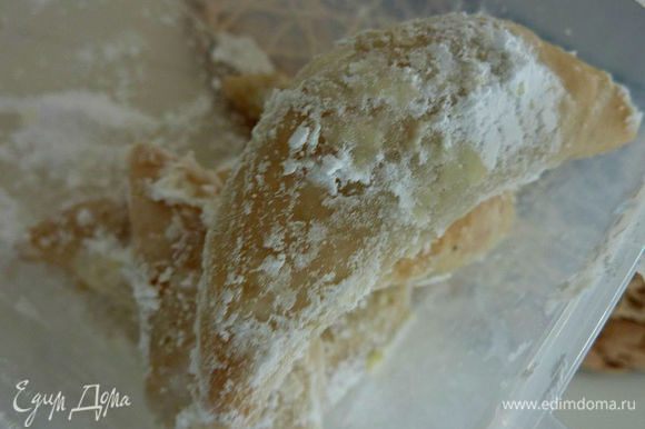 Очень понравились всем печенья - "Рожки газели" от Настасье http://www.edimdoma.ru/retsepty/63885-rozhki-gazeli Очень вкусно !!!