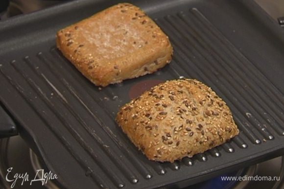 Хлеб выложить на сковороду-гриль, где жарились баклажаны, и слегка подрумянить с двух сторон.