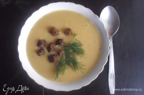Суп разлить по тарелкам, подавать с гренками и зеленью.