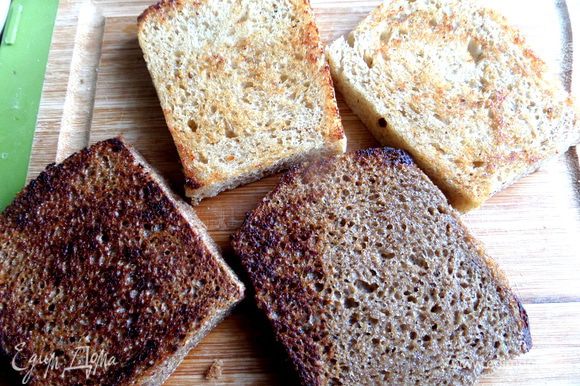 Для основы делаем гренки в тостере или поджариваем хлеб слегка в сковороде.