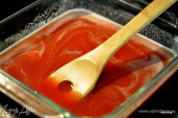 Разогреть духовку до 180 гр. В жаропрочное блюдо вылить томатный соус или кетчуп, пиво, коричневый сахар. Все смешать. Посолить и поперчить по вкусу.