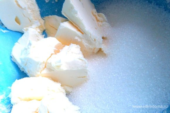 Масло или маргарин перетираем с сахаром. Сахар я уменьшила вполовину до 50 г.