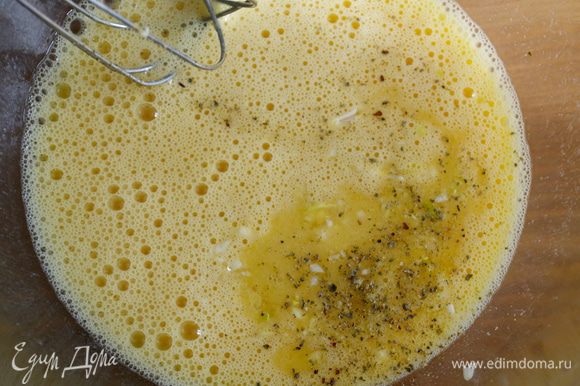 Мелко порубить чеснок и добавить к яйцам смесь из рубленного чеснока, соли и перца.
