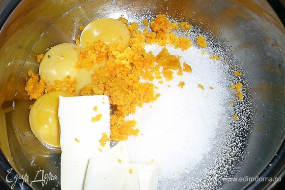 Теперь приступаем к апельсиновому крему. Нам понадобиться два крупных апельсина. Моем их, с одного натираем цедру (только оранжевую часть). Выдавливаем сок, у нас должно получится примерно 200 мл свежевыжатого сока. Заранее замачиваем желатин в трех столовых ложках воды. Смешиваем сахар, цедру, желтки, масло, сок в сотейнике или небольшой кастрюльке с толстым дном и отправляем на медленный огонь.