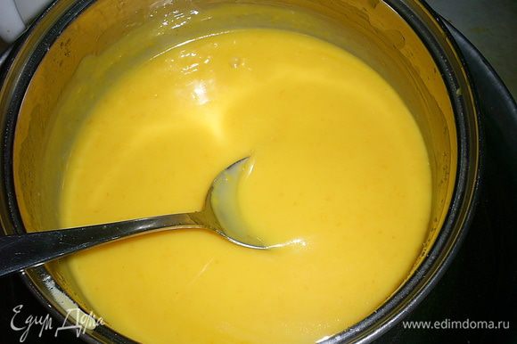 Попробуйте крем на вкус, когда он станет однородным. Если апельсины очень кислые, можно добавить еще немного сахара. У меня апельсины были сладкие и сахара мне хватило. Варим, непрерывно помешивая до загустения. как только появятся первые признаки загустения, а масса станет как жидкие сливки, - снимаем сотейник с огня и еще немного помешиваем, чтоб желтки не свернулись. Затем добавляем желатин и вымешиваем до его полного растворения. Отправляем остывать в прохладное место или в емкость с холодной водой.