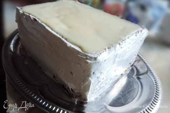 Выравниваем бока торта кремом. Далее украшаем торт по своему вкусу.