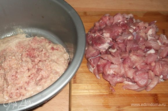 На мясорубке перемалываем грудку с чесноком,мясо нарезаем мелкими кусочками.