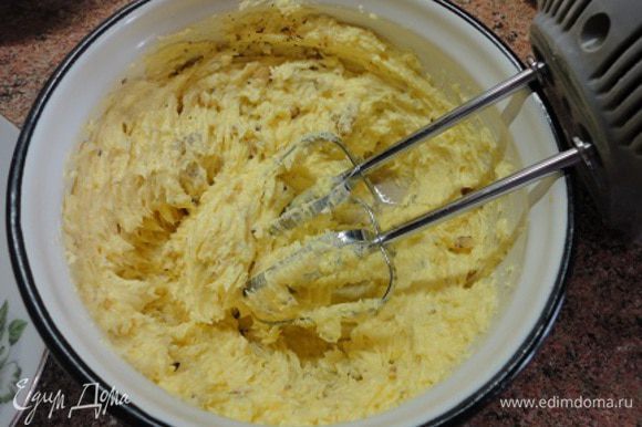 Масло (или маргарин) взбить с сахаром. Продолжая взбивать, добавить по одному яичные желтки, цедру и сок лимона и рубленые орехи (вместо грецких можно использовать миндаль).