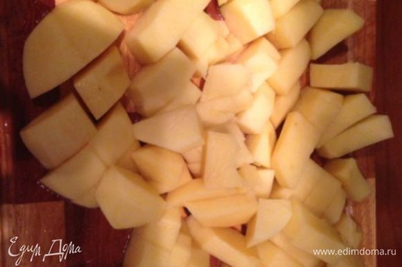 Картофель помыть, почистить, порезать средними кубиками и оставить в холодной воде в отдельной посуде (в принципе картофель можно не использовать).