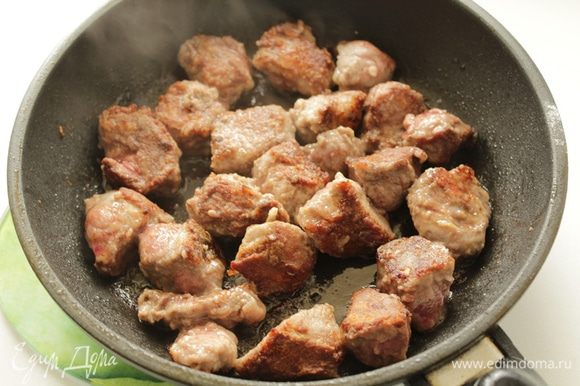 Мясо порезать крупными кусочками ,обвалять в муке и обжарить на раскаленном растительном масле.