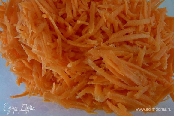 Морковку почистить и натереть на крупной терки или в комбайне.