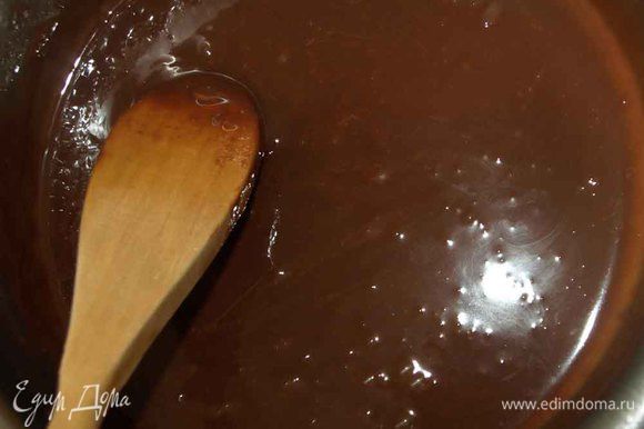 Молочный шоколад растапливаем на водяной бане. Соединяем со сливками до однородного состояния. Остудить и отправить в холодильник на 10 минут.