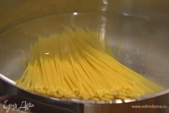 Спагетти отваривать в подсоленной воде на 1–2 минуты меньше, чем указано в инструкции на упаковке, затем воду слить.