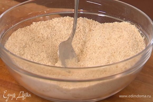 Муку перемешать с сахаром, кокосовой стружкой, разрыхлителем и солью.