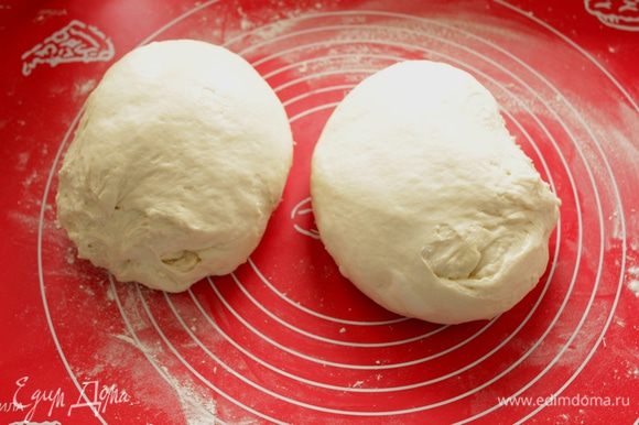Смазать маслом две формы для хлеба. Разделить тесто.