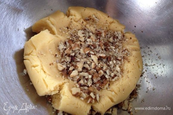 Начать вымешивать тесто, добавить рубленые грецкие орехи. Если тесто плохо вымешивается, можно добавить 1 ч. ложку сметаны (не полную!).