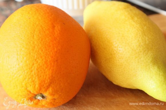 Берем апельсин и лимон, с лимона снимаем цедру.